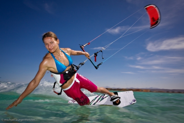 Mujer en kitesurf