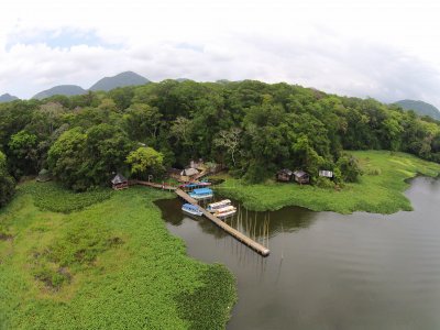 Canoas en reserva Nanciyaga con alojamiento
