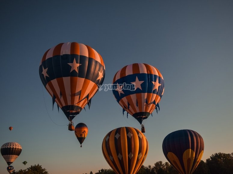 Show de globos aerostáticos al amanecer