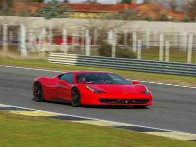 Pilota un Ferrari 458 circuito Brunele, 4 vueltas