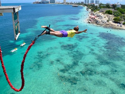 Bungee-Sprung am Strand von Cancun