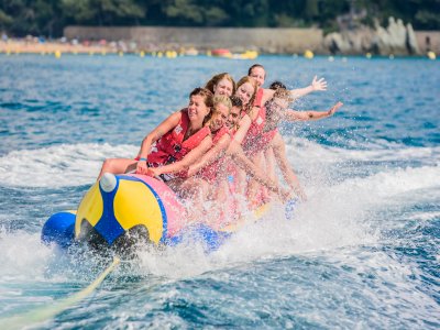 Banana boat en playa de Fenals, 12 minutos