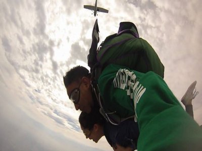 Evento de paracaídismo con salto tándem y video