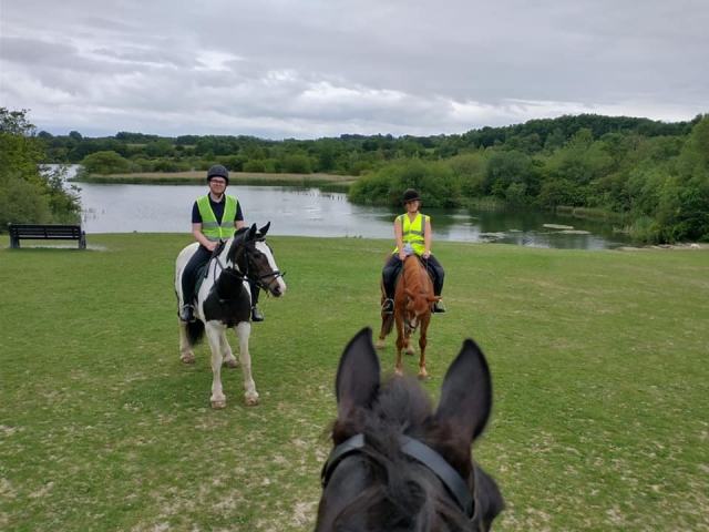  Únele a nuestras sesiones de trekking a caballo 