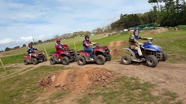  Reúne a tus amigos para aventuras en quads 