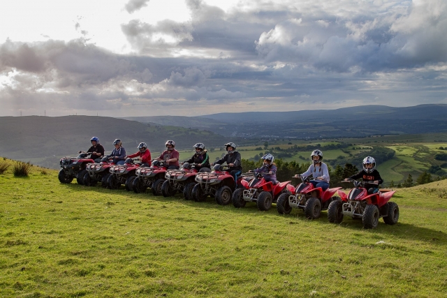  Amigos con cascos blancos a punto de comienzan su sesión de qaud 