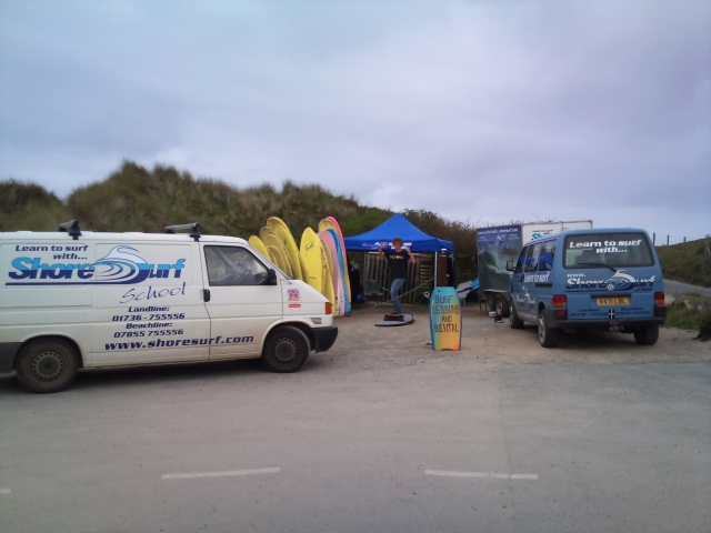  Campamento de surf en el estacionamiento de Godrevy National Trust 