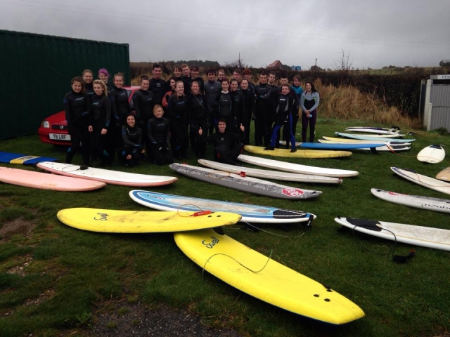  El surf es muy divertido para grupos 