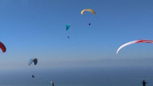  Pruebe con Mid Wales Paragliding Center 