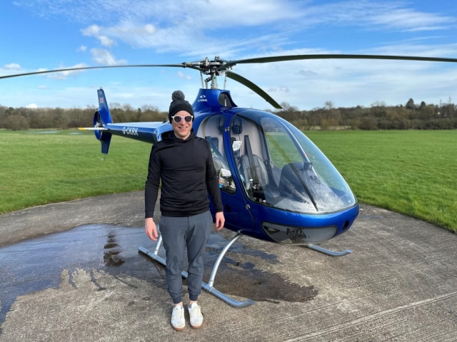  A punto de subirle al helicóptero 