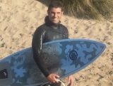  El surfista con su tabla de surf 