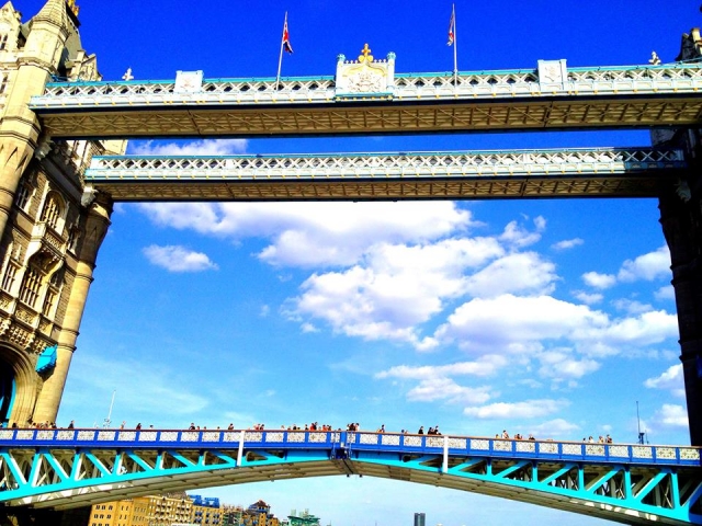  Navegando bajo el Tower Bridge 