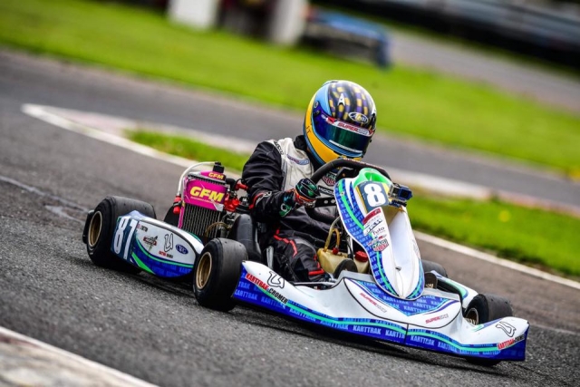  Adventurer divirtiéndose con equipos de karting 