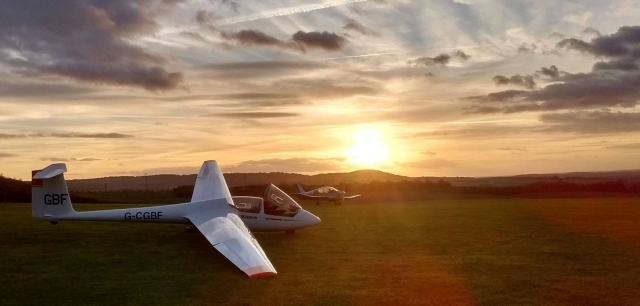  Hermoso atardecer en el London Gliding Club 