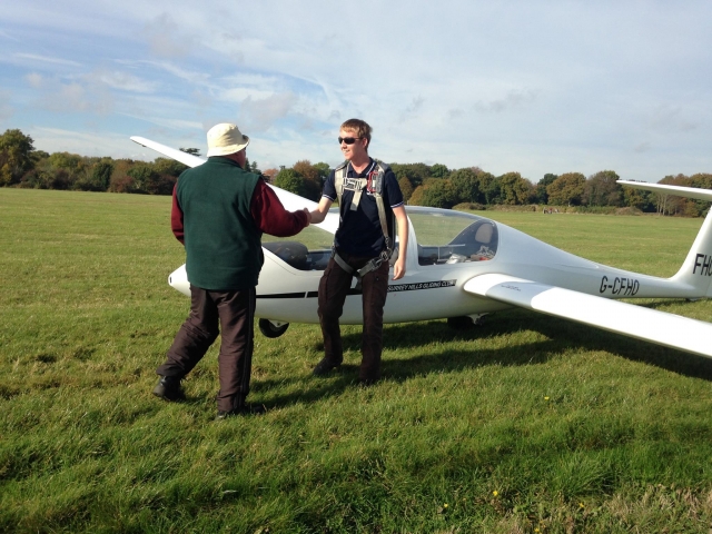  El apretón de manos de aprobación de uno de los pilotos en Surrey Hills Gliding Club 