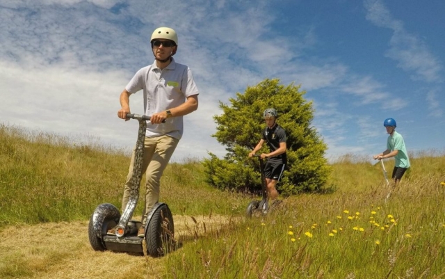  Tres personas divirtiéndose haciendo segway