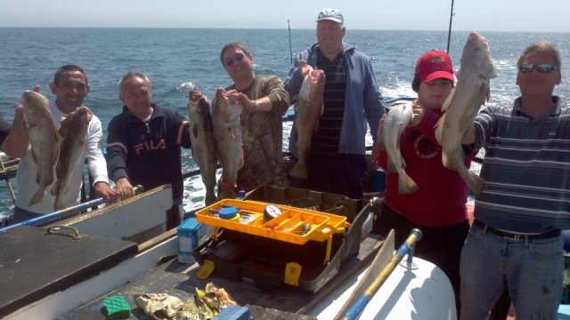  Los barcos de pesca son una excelenle manera de divertirse con amigos. 