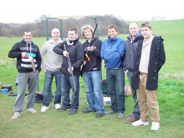  Grupo de amigos sonriendo a punto de empezar la lay sesión de jalo con palomas 