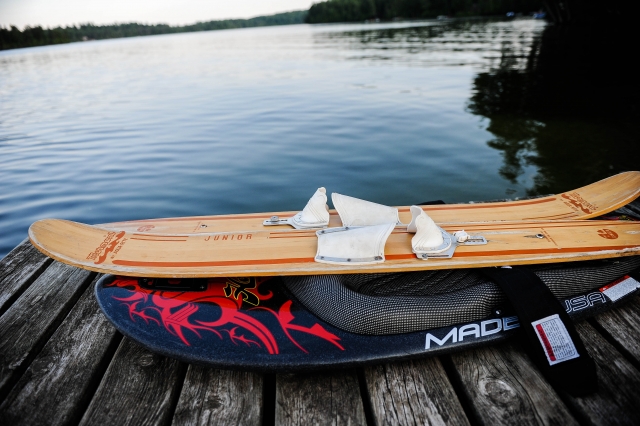  Se proporcionan tablas de wakeboard y esquís acuáticos 