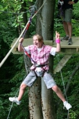 Un surfista de árboles emocionado 