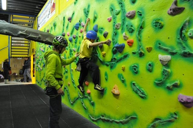  Instrucción de escalada en Llangorse Mulusted Activity Center 