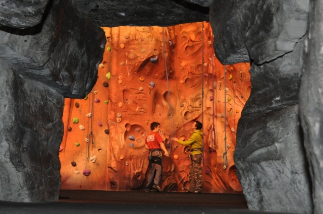  Escalada artificial en roca en Llangorse Centro de actividades múltiples 