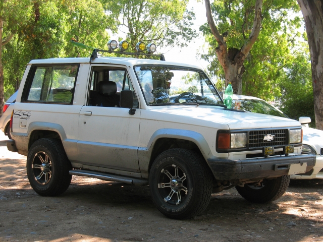 Carro 4X4 esperando que conduzcas por el bosque 