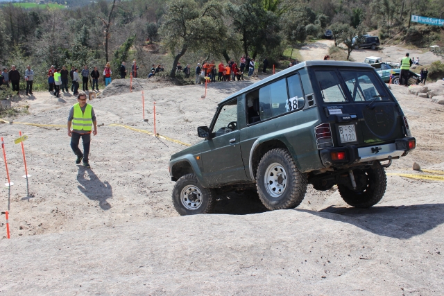  Genle esperando para divertirse con un recorrido en 4x4