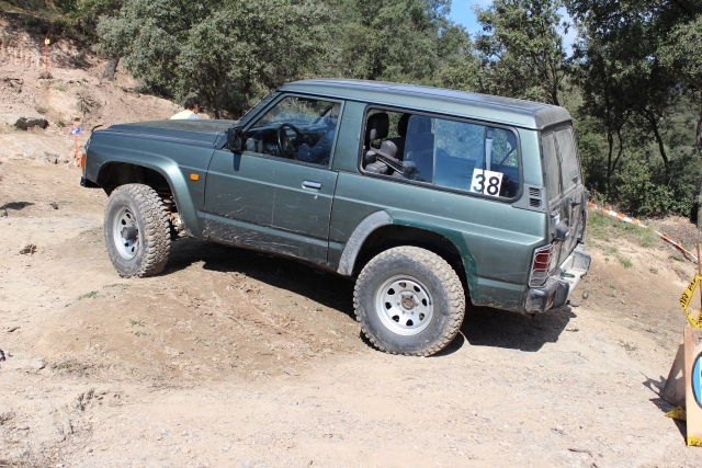  4x4 verde para disfrutar de un recorrido por el bosque 