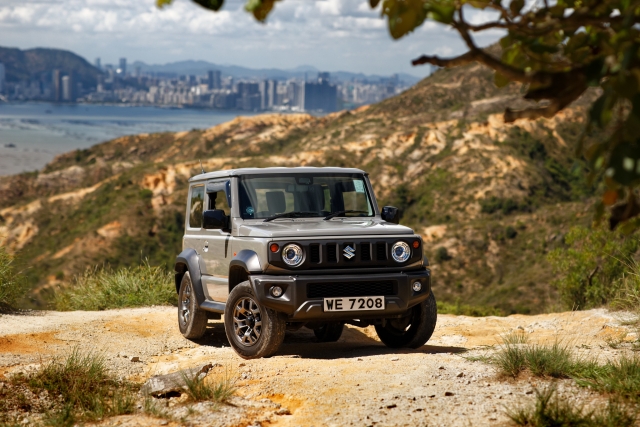  Carro 4x4 de color negro y la ciudad de fondo 