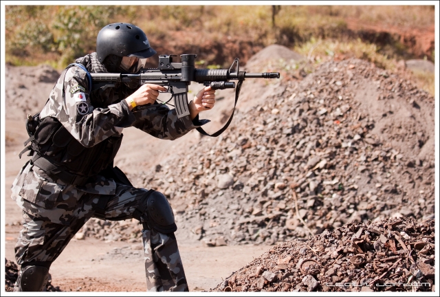  Niño con traje militar jugando gotcha 