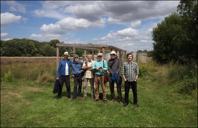  Grupo de amigos sonriendo y pasándoselo en grande jalando al plato
