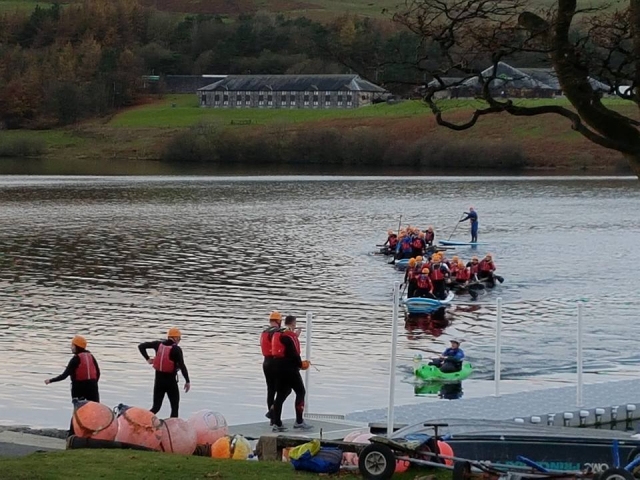  Personas con chalecos salvavidas rojos y neopreno rafting 