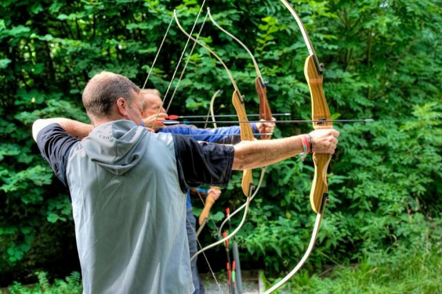  dos hombres, llevando, gris, suétes, hacer, jalo con arco