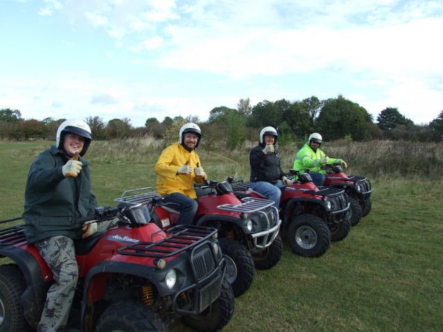 Disfruta de los quads con amigos 