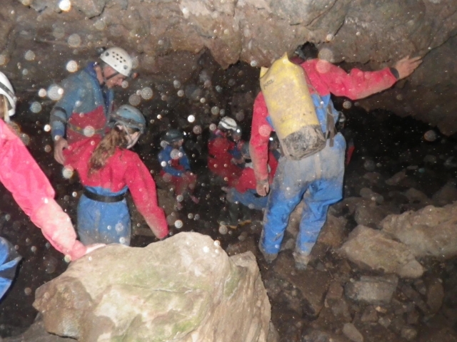  Teniendo una sesión de espeleología 