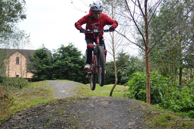  Saltando con su bicicleta 