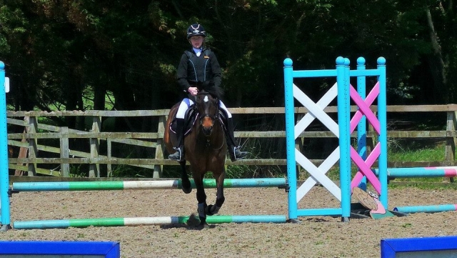 Saltos en el establecimiento de equitación Alstone Alstone Court