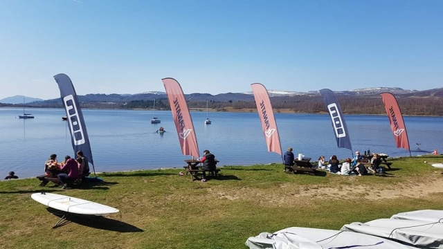  Los días soleados son perfectos para las clases de windsurf