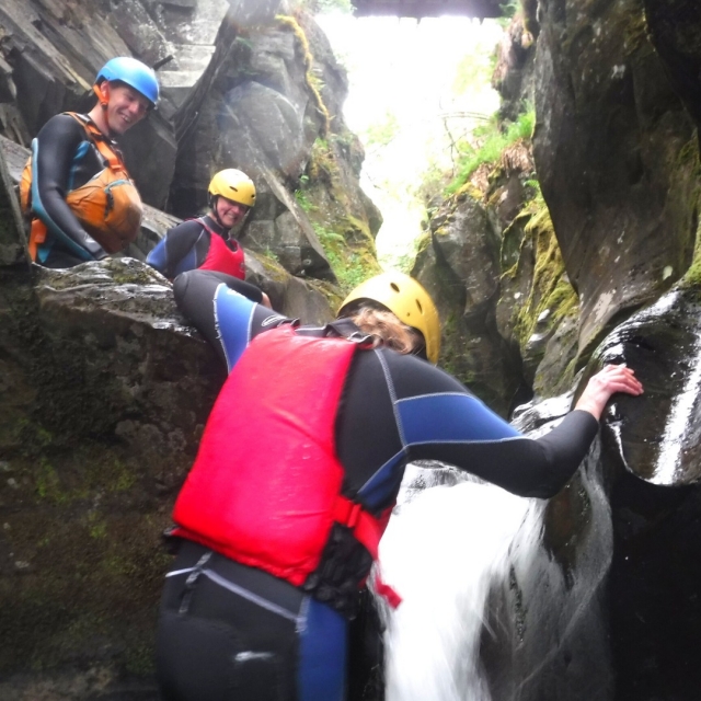  Explora algunas cuevas