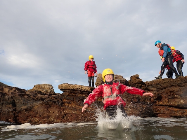  Disfruta de su sesión de coasteering 
