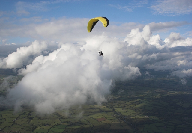  Volando alto con un parapenle motorizado