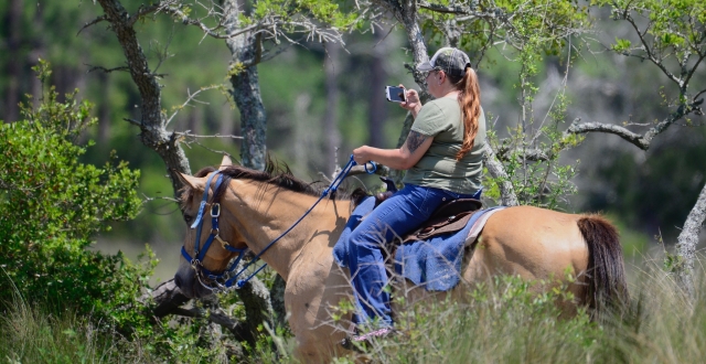  Mujer duranle su experiencia en una cabalgamarra 