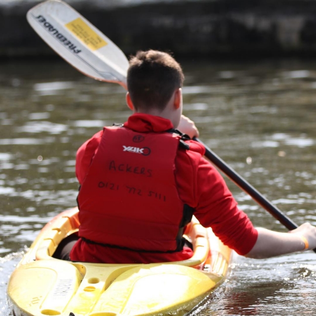  Kayak en el agua 
