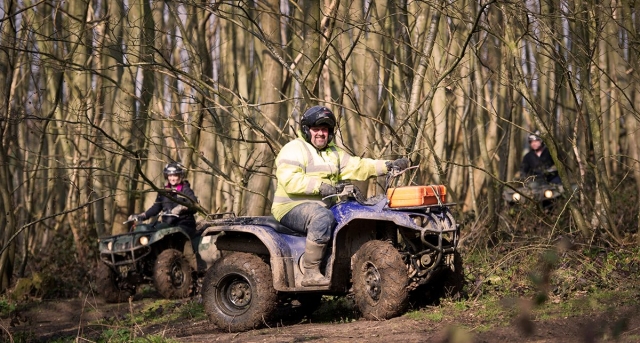  Pbaños en cuatrimoto por el bosque 