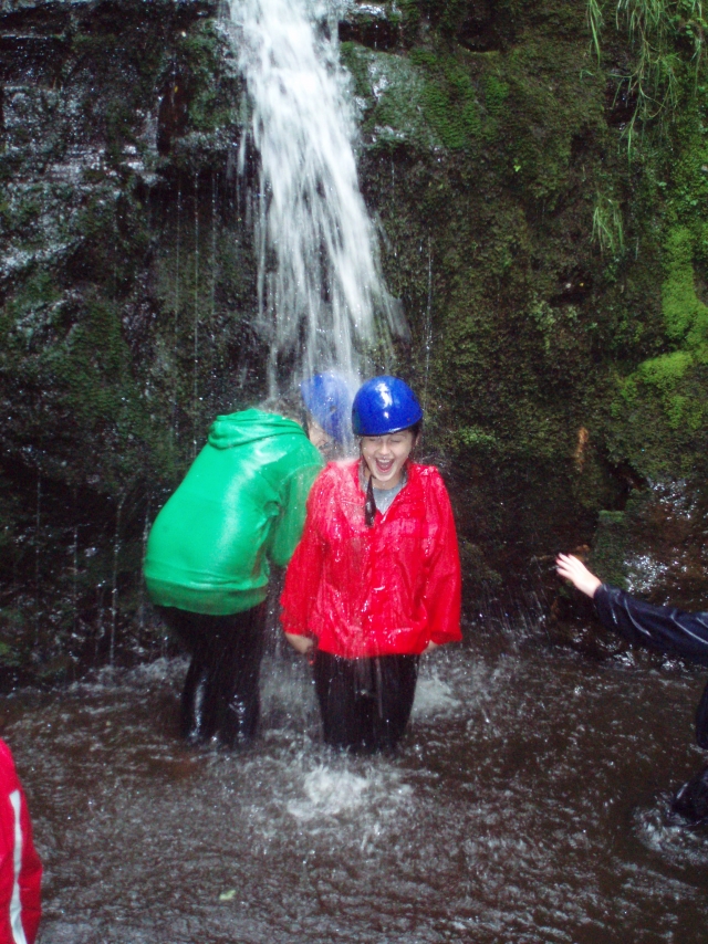 Cascadas que caen en su cabeza