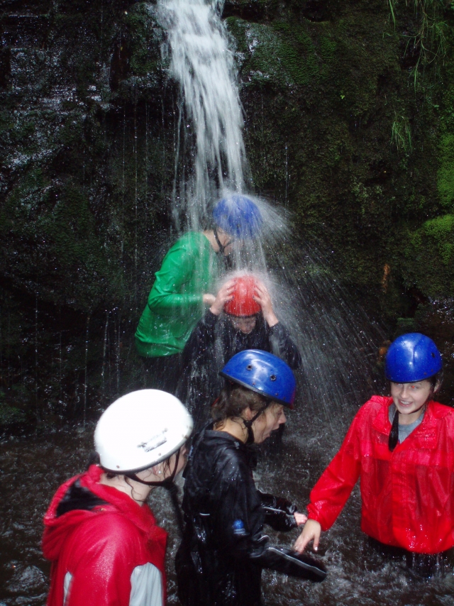 De pie debajo de la cascada