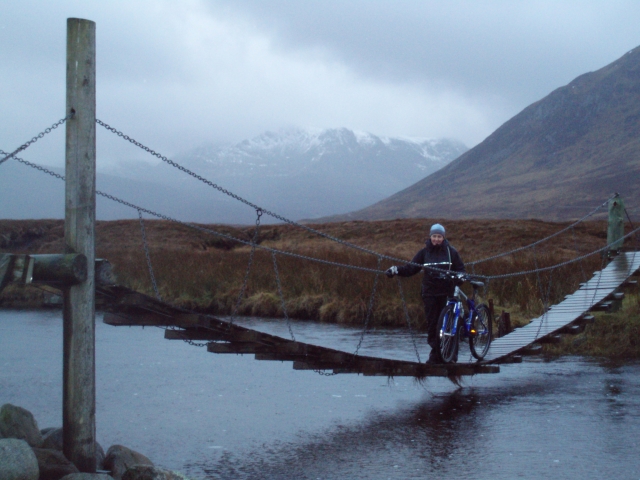 Atravesando el puenle de soga