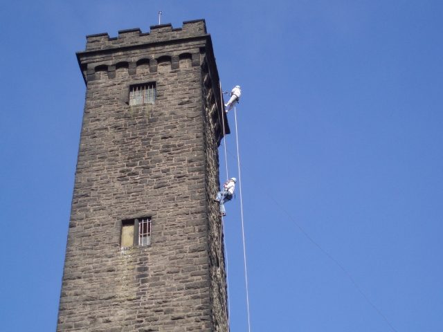 Largo camino hacia abajo Peel Tower