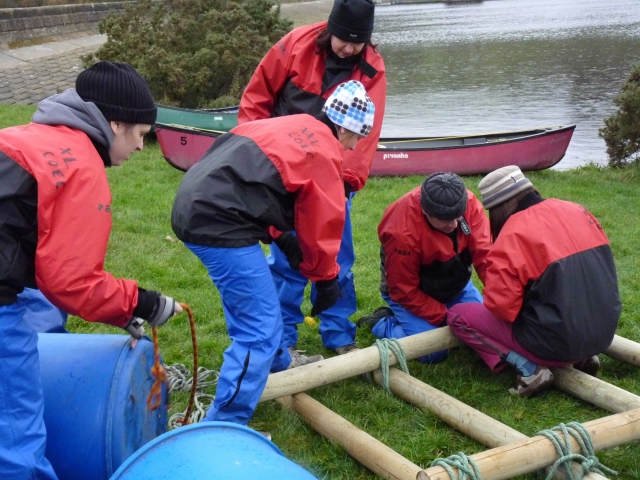 Construyendo la balsa ... 
